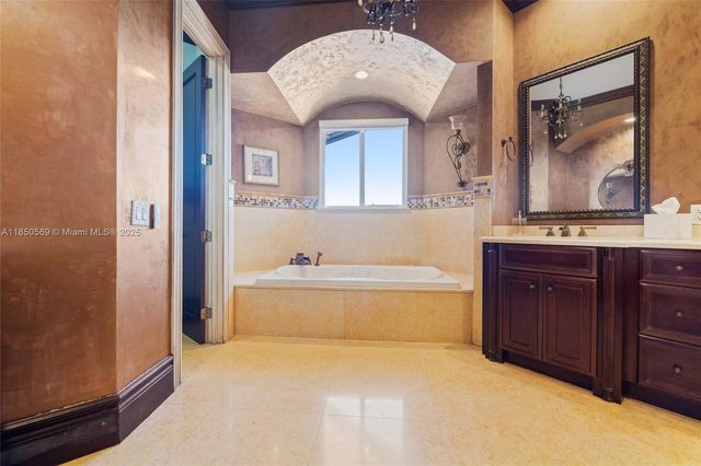 9861 NW 135th St, Hialeah Gardens, FL 33018