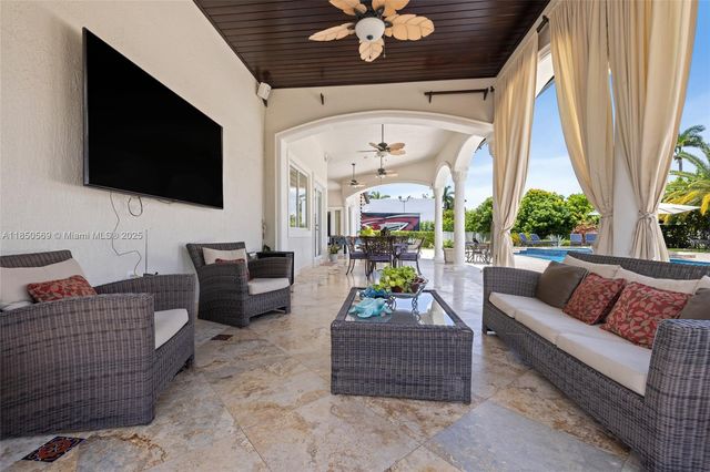 9861 NW 135th St, Hialeah Gardens, FL 33018