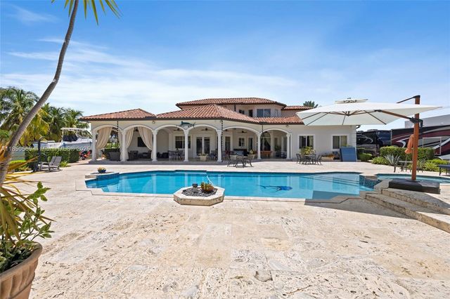 9861 NW 135th St, Hialeah Gardens, FL 33018