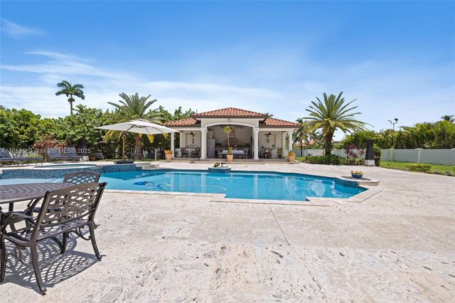 9861 NW 135th St, Hialeah Gardens, FL 33018