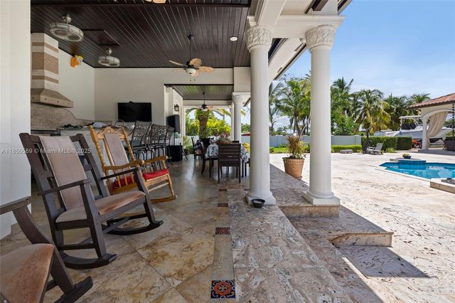 9861 NW 135th St, Hialeah Gardens, FL 33018