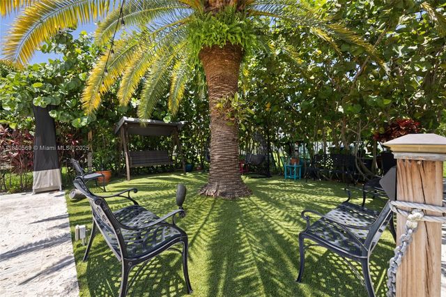 9861 NW 135th St, Hialeah Gardens, FL 33018