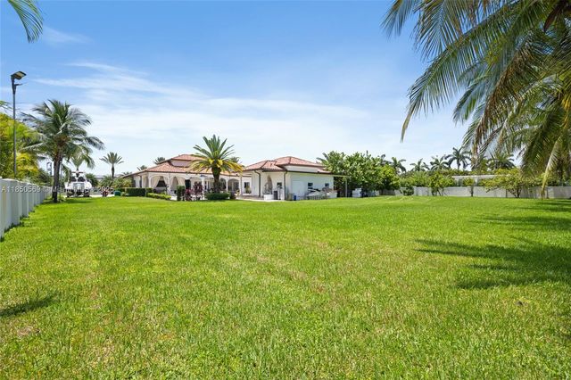 9861 NW 135th St, Hialeah Gardens, FL 33018