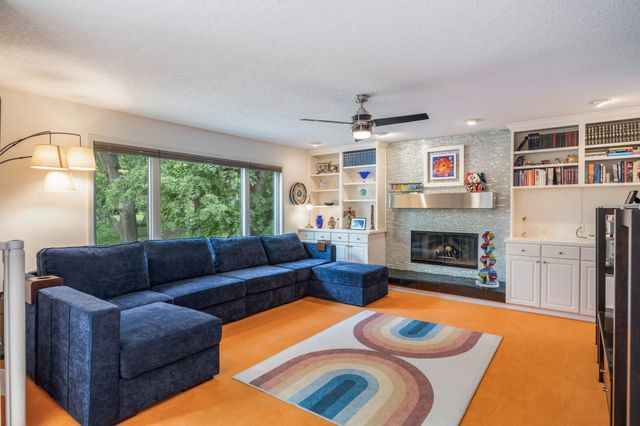 558 S 34th Court, West Des Moines, IA 50265