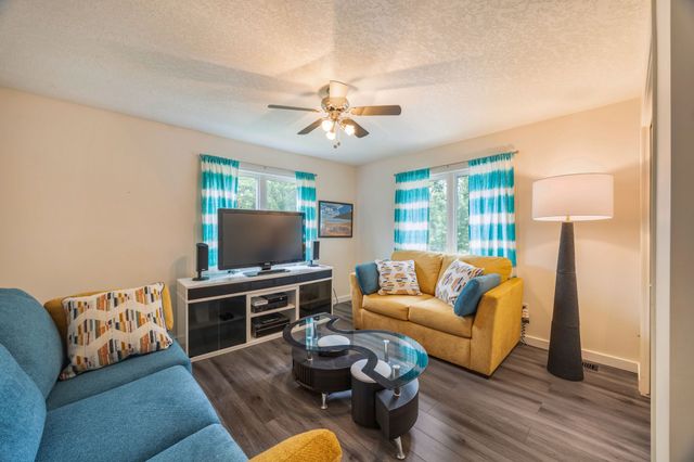 558 S 34th Court, West Des Moines, IA 50265