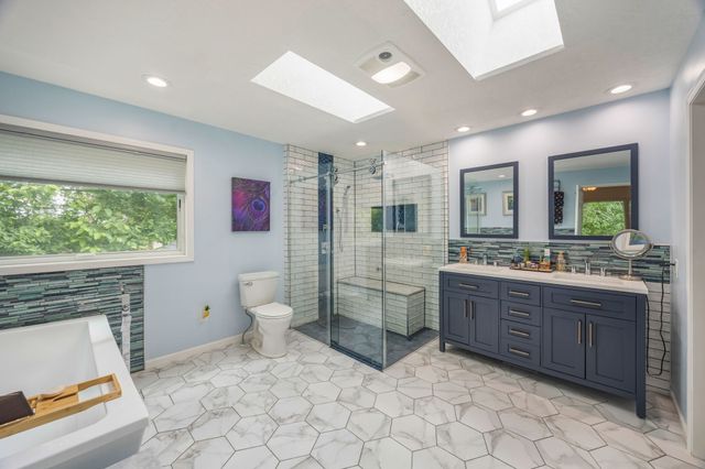 558 S 34th Court, West Des Moines, IA 50265