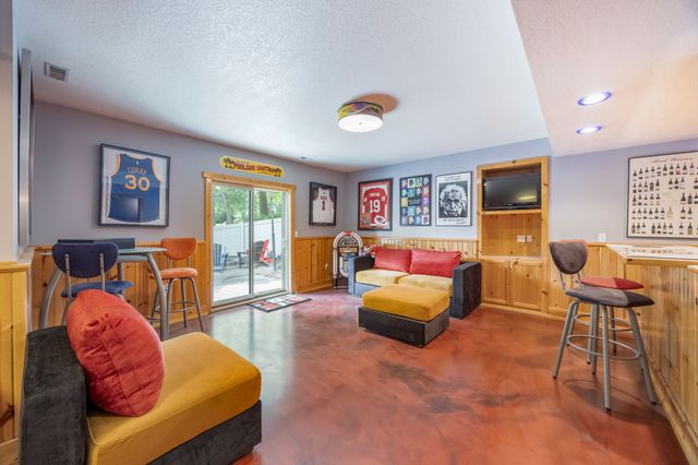 558 S 34th Court, West Des Moines, IA 50265