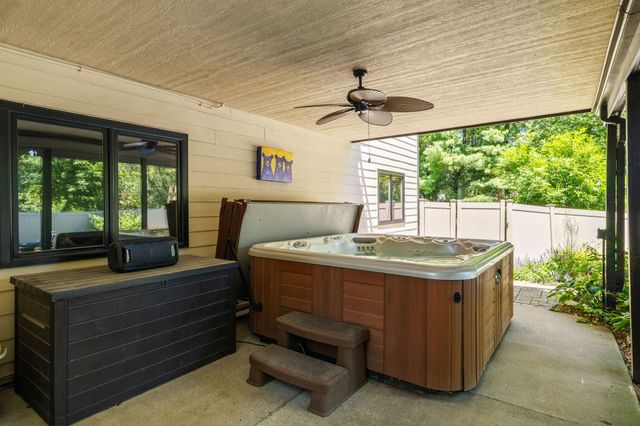 558 S 34th Court, West Des Moines, IA 50265