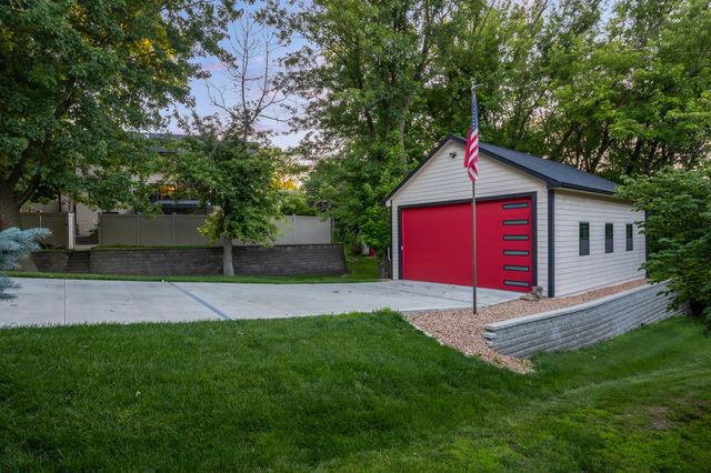 558 S 34th Court, West Des Moines, IA 50265