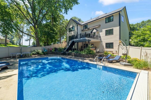 558 S 34th Court, West Des Moines, IA 50265
