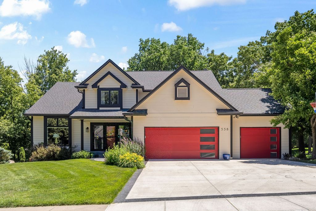 558 S 34th Court, West Des Moines, IA 50265