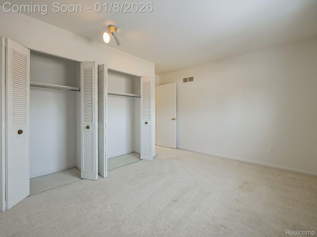 801 W Long Lake Road 4, Bloomfield Hills, MI 48302