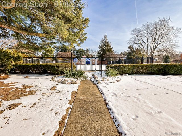 801 W Long Lake Road 4, Bloomfield Hills, MI 48302