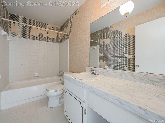 801 W Long Lake Road 4, Bloomfield Hills, MI 48302