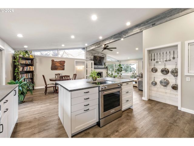 1215 Ne 157TH Ave, Portland, OR 97230