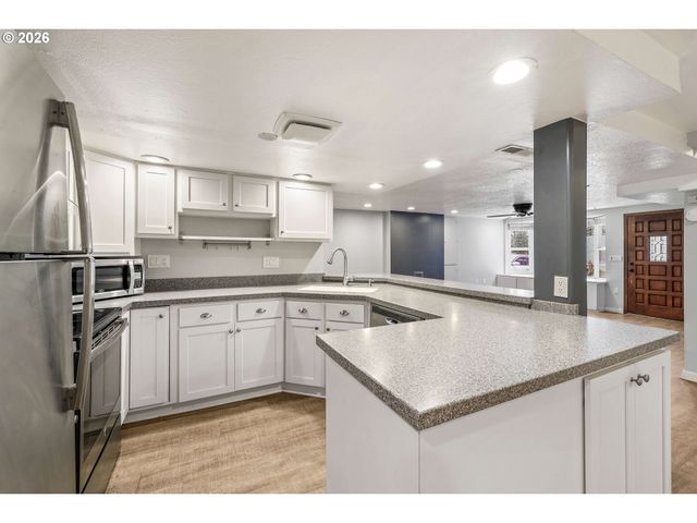 1215 Ne 157TH Ave, Portland, OR 97230