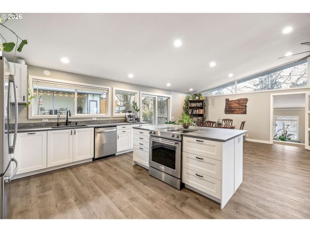 1215 Ne 157TH Ave, Portland, OR 97230