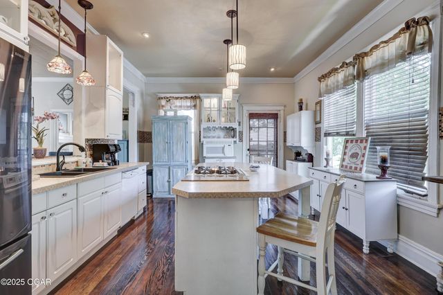 102 S Moffet Avenue, Joplin, MO 64801