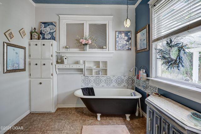 102 S Moffet Avenue, Joplin, MO 64801