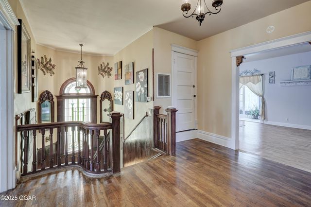 102 S Moffet Avenue, Joplin, MO 64801