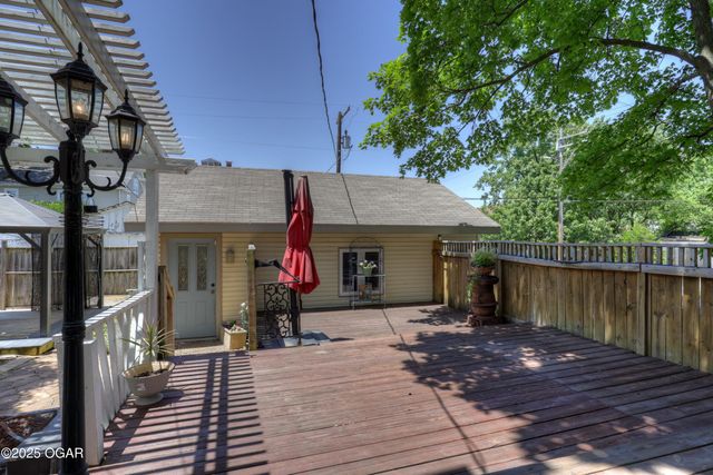 102 S Moffet Avenue, Joplin, MO 64801