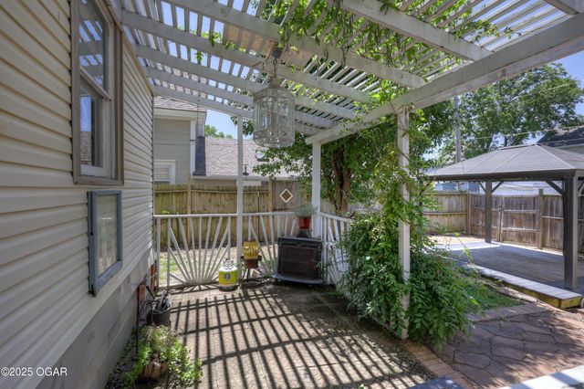 102 S Moffet Avenue, Joplin, MO 64801