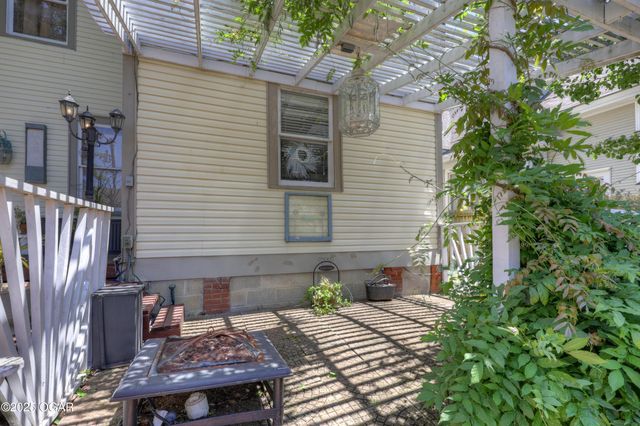 102 S Moffet Avenue, Joplin, MO 64801