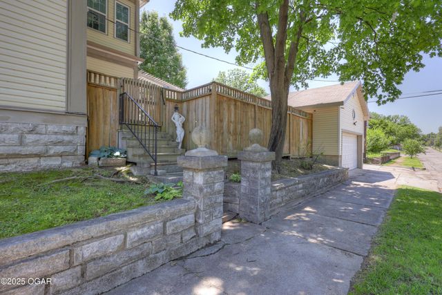 102 S Moffet Avenue, Joplin, MO 64801