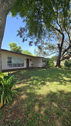4511 E Country Club Circle, Plantation, FL 33317
