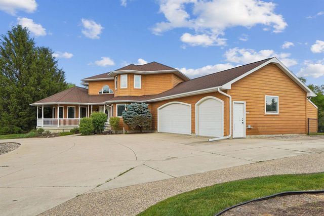 709 Lake Ridge Drive, Cedar Falls, IA 50613