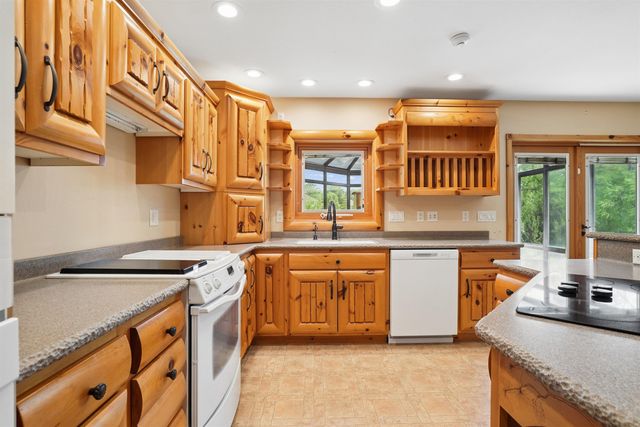 709 Lake Ridge Drive, Cedar Falls, IA 50613
