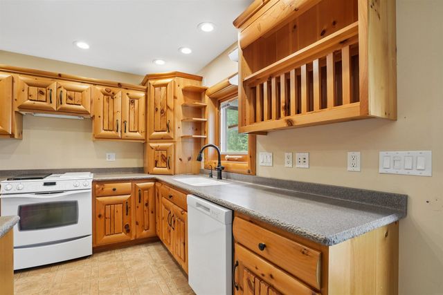 709 Lake Ridge Drive, Cedar Falls, IA 50613