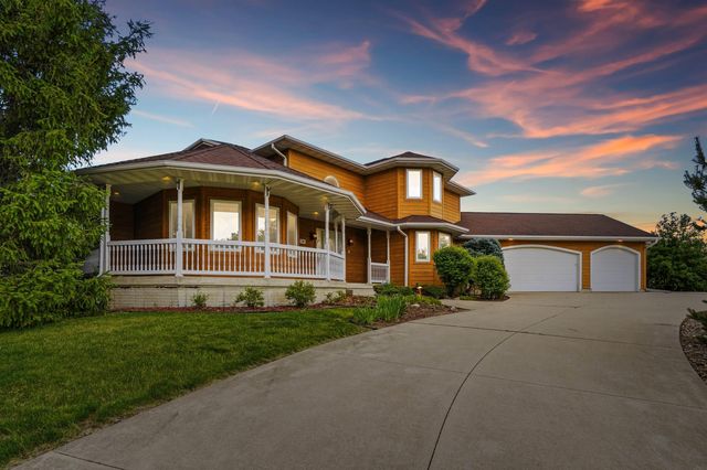 709 Lake Ridge Drive, Cedar Falls, IA 50613