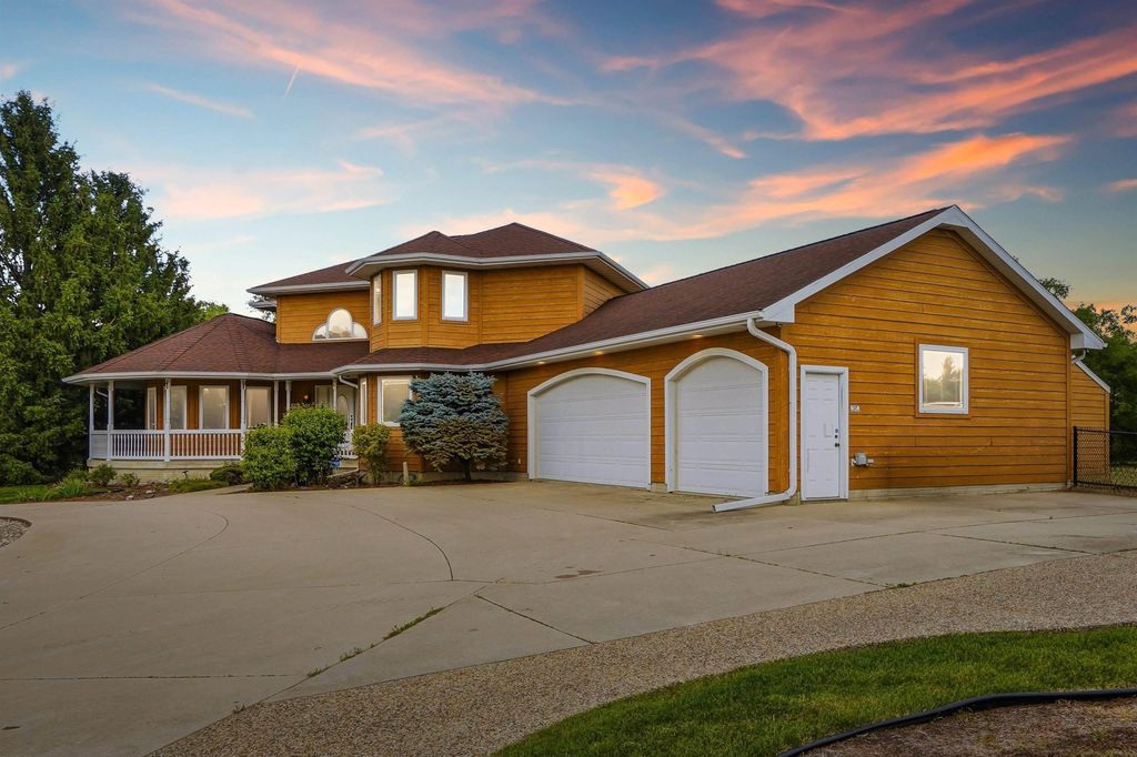 709 Lake Ridge Drive, Cedar Falls, IA 50613