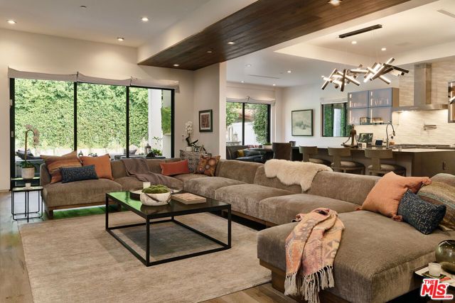 144 N Bowling Green Way, Los Angeles, CA 90049