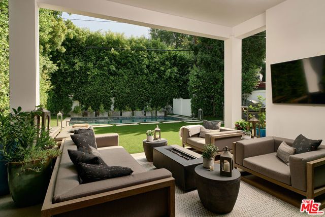 144 N Bowling Green Way, Los Angeles, CA 90049