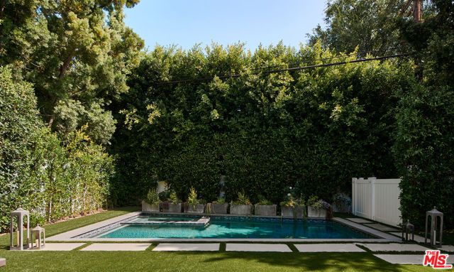 144 N Bowling Green Way, Los Angeles, CA 90049