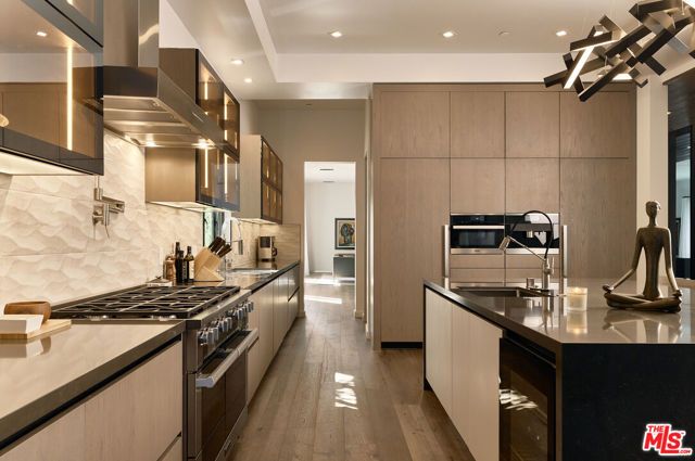 144 N Bowling Green Way, Los Angeles, CA 90049