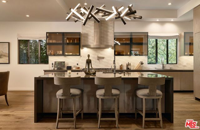 144 N Bowling Green Way, Los Angeles, CA 90049