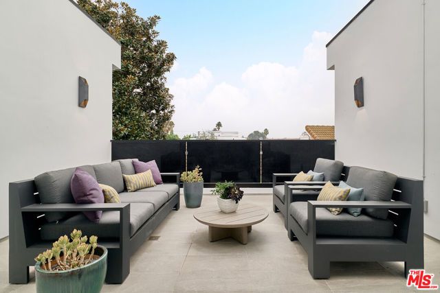 144 N Bowling Green Way, Los Angeles, CA 90049