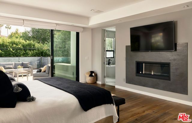 144 N Bowling Green Way, Los Angeles, CA 90049