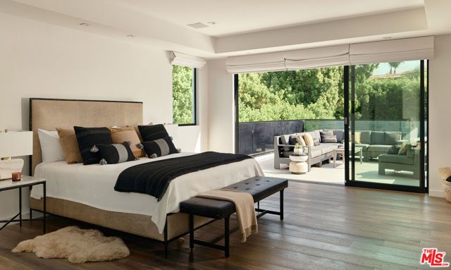 144 N Bowling Green Way, Los Angeles, CA 90049