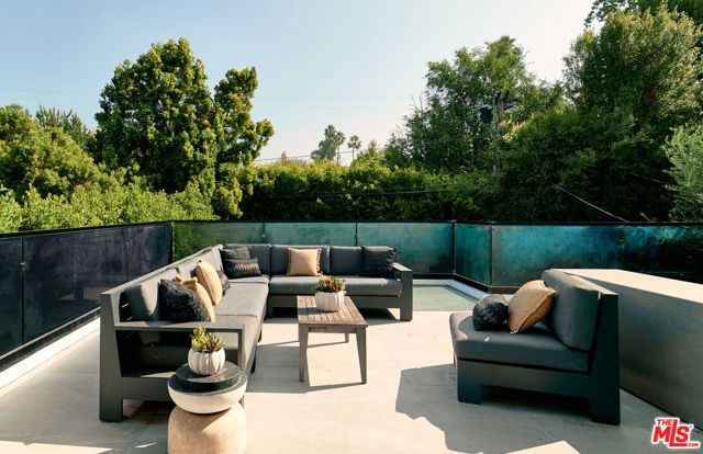 144 N Bowling Green Way, Los Angeles, CA 90049