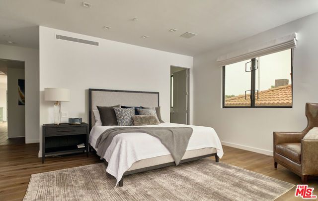 144 N Bowling Green Way, Los Angeles, CA 90049