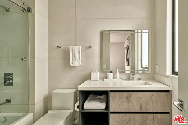 144 N Bowling Green Way, Los Angeles, CA 90049