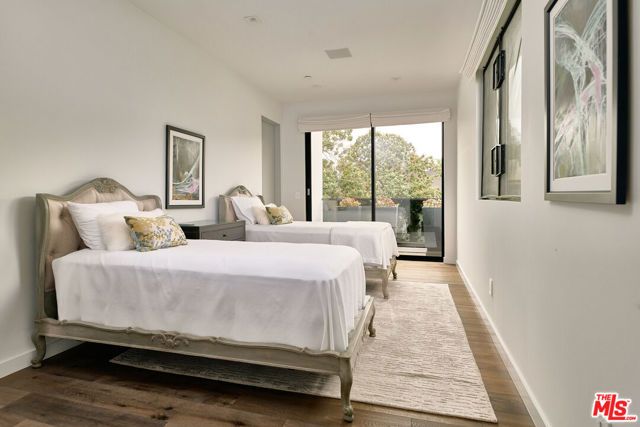 144 N Bowling Green Way, Los Angeles, CA 90049