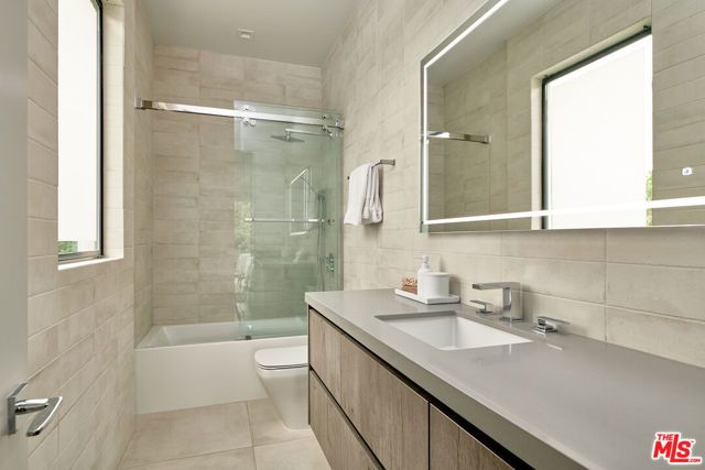 144 N Bowling Green Way, Los Angeles, CA 90049