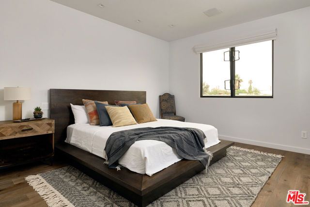 144 N Bowling Green Way, Los Angeles, CA 90049