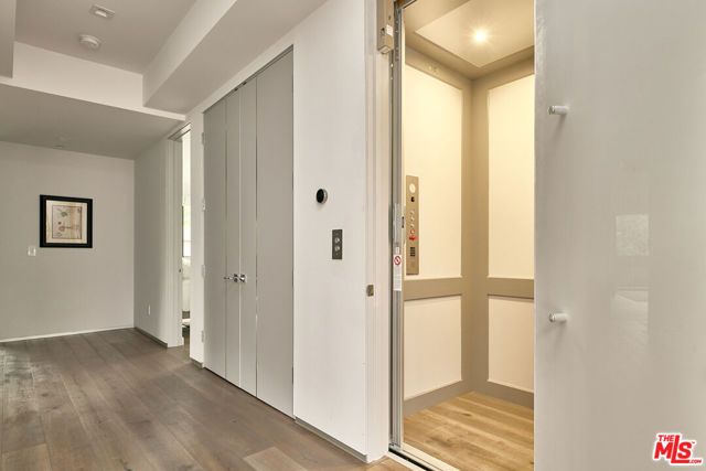 144 N Bowling Green Way, Los Angeles, CA 90049