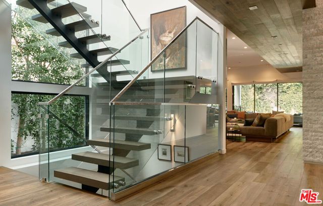 144 N Bowling Green Way, Los Angeles, CA 90049